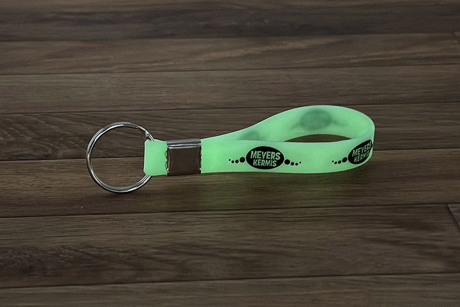 glow in the dark siliconene sleutelhangers met zwarte bedrukking